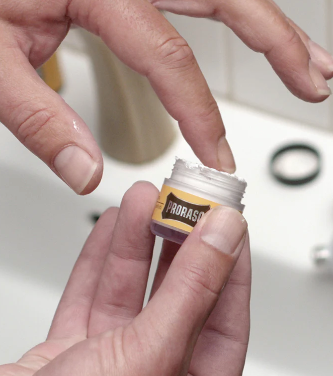 Cire à moustache Proraso : Bois et épices P167